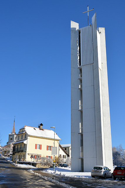 Kirchturm der neuen Kirche St-Hubert in Le Noirmont