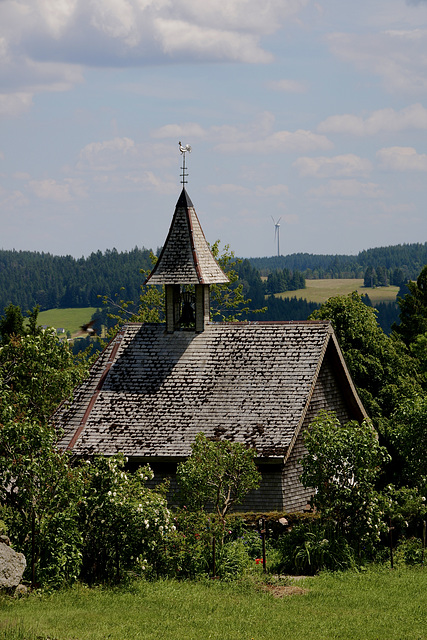 Kirchlein mit Windrad