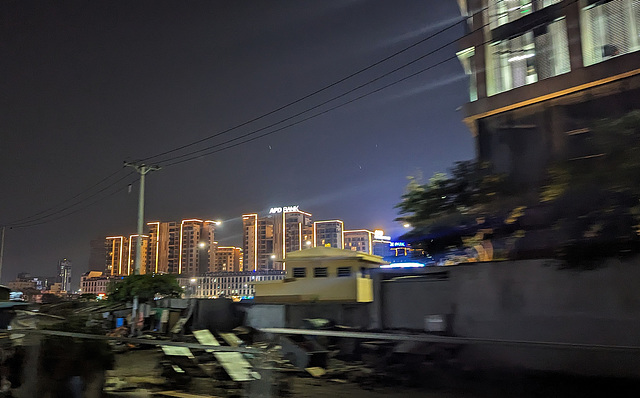 Un monde flou en soirée / Distant APD bank at night