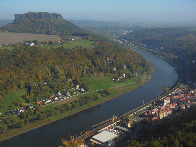 070 Der Lilienstein erhebt sich über das Elbtal