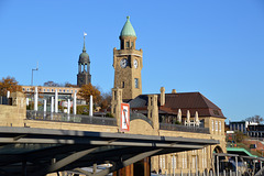 Turm an den Landungsbrücken, und der Michel