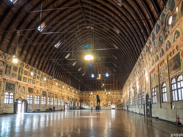 Palazzo della Ragione. L’immenso salone sopraelevato. Palazzo della Ragione. L’immenso salone sopraelevato.