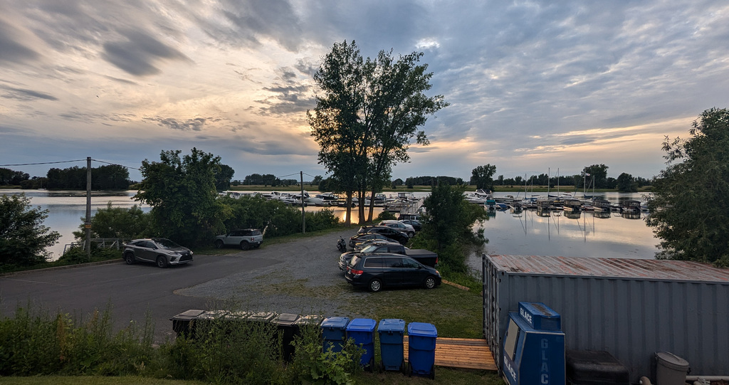 Beau paysage avec bacs de recylage