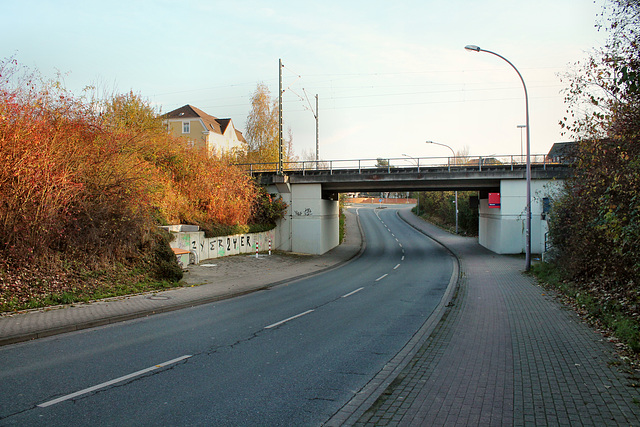 Massener Bahnhofstraße mit Brücke der Bahnstrecke Welver–Oberhausen-Sterkrade (Unna-Massen) / 12.11.2016