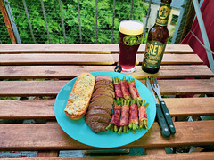 Lammsteak mit Bohnen im Schinkenmantel, dazu ein Craft-Bier