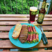 Lammsteak mit Bohnen im Schinkenmantel, dazu ein Craft-Bier