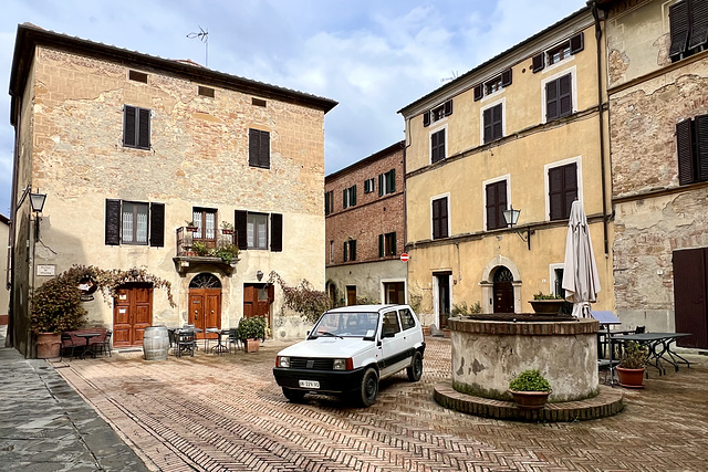 Pienza 2024 – Piazza di Spagna with a FIAT Panda