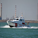Die Italienische Küstenwache auf Kontrollfahrt vor der Grossindustrie in Venedig