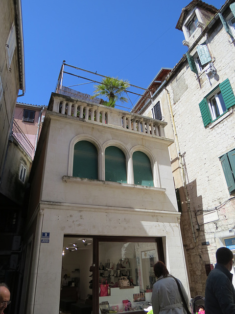 Split : petit bâtiment perdu au milieu du fouillis urbain.