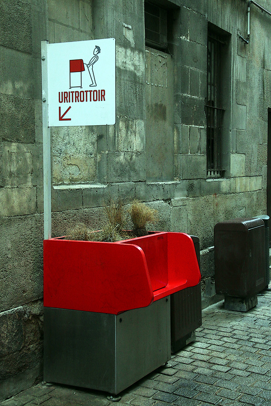 Sortir ma monumentale zigounette et satisfaire un besoin pressant en pleine rue près d'une école d'infirmières , j'en ai rêvé toute ma vie ..