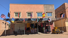 Quatre fenêtres avec divers drapeaux / Four windows with miscellaneous flags Quatre fenêtres avec divers drapeaux / Four windows with miscellaneous flags