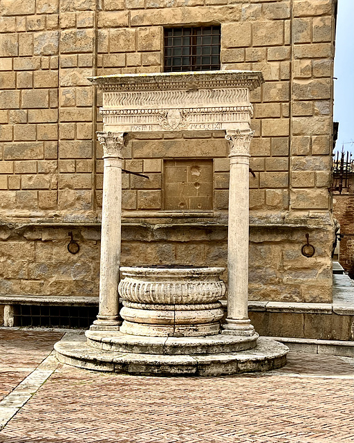 Pienza 2024 – Pozzo Piazza Pio II Pienza 2024 – Pozzo Piazza Pio II