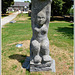 "Femme à l'offrande": sculpture au jardin de granit à Lanhélen en Bretagne.