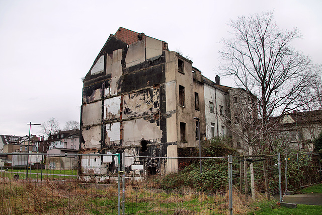 Verlassene Häuser an der Heinrichstraße (Duisburg-Bruckhausen) / 8.01.2022