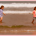 Los niños se divierten mucho en la playa + (1PiP)