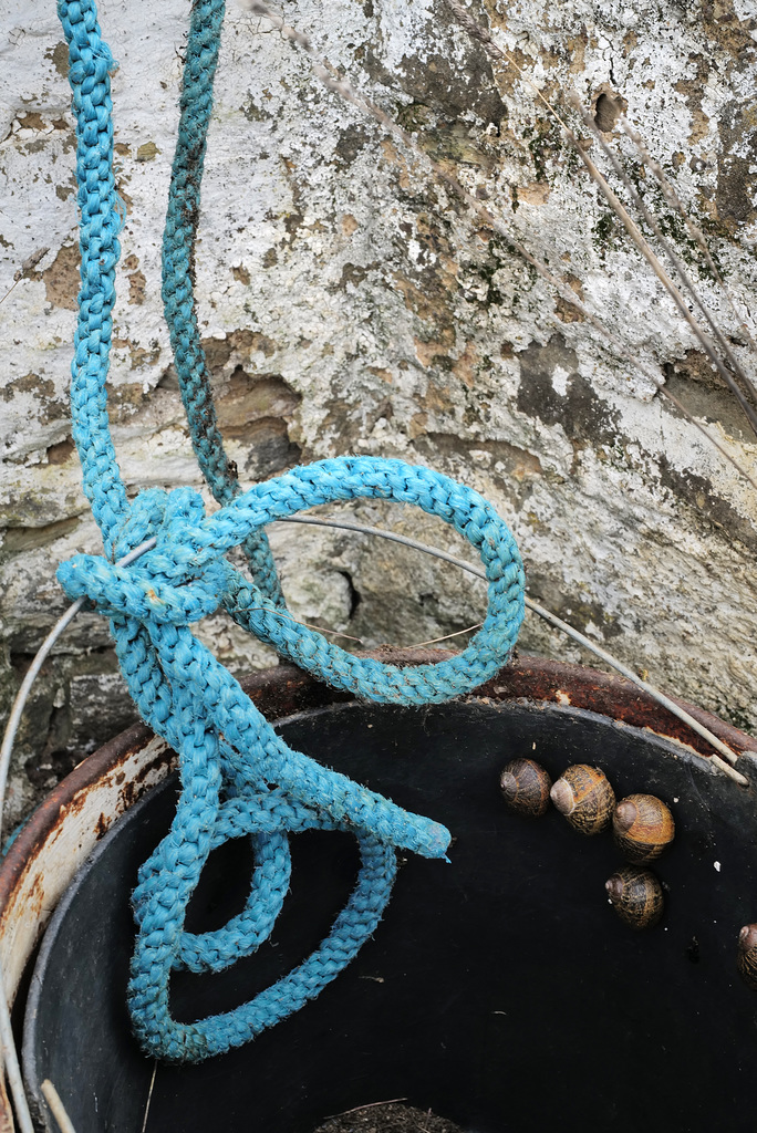 Penedos, Well and blue rope