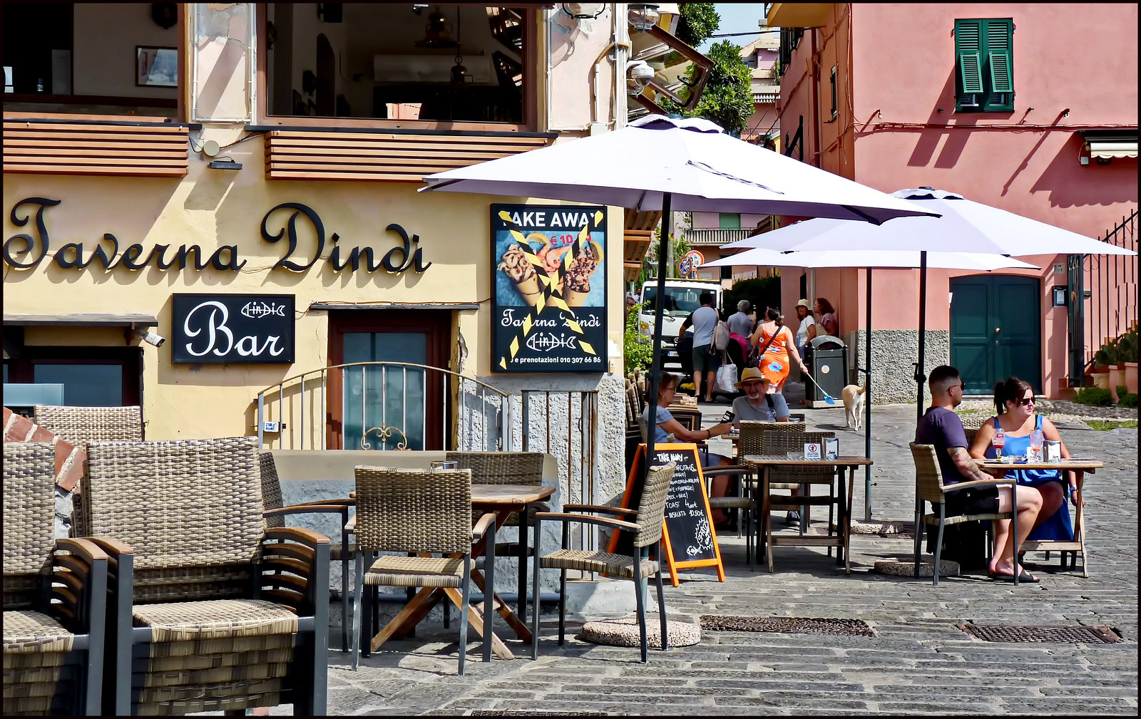 Ombrelloni nell'antico borgo di Boccadasse