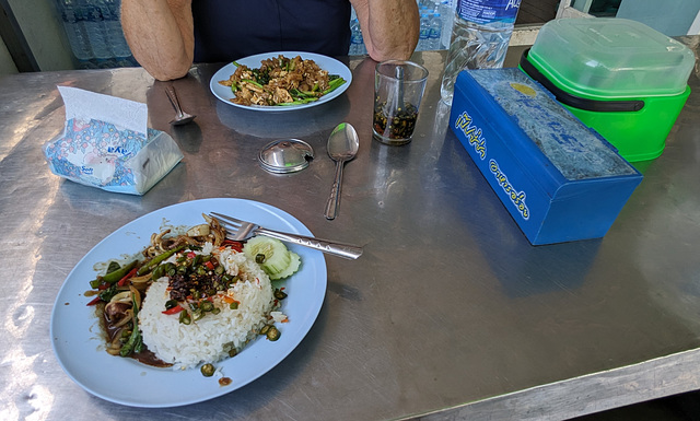 Dîner ferroviaire / Train station lunch time