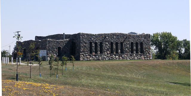 Paul Broste museum / Flintstone architecture