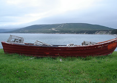 Grosse barque de pêche aux homards au repos / Resting lobsters fishing rowboat