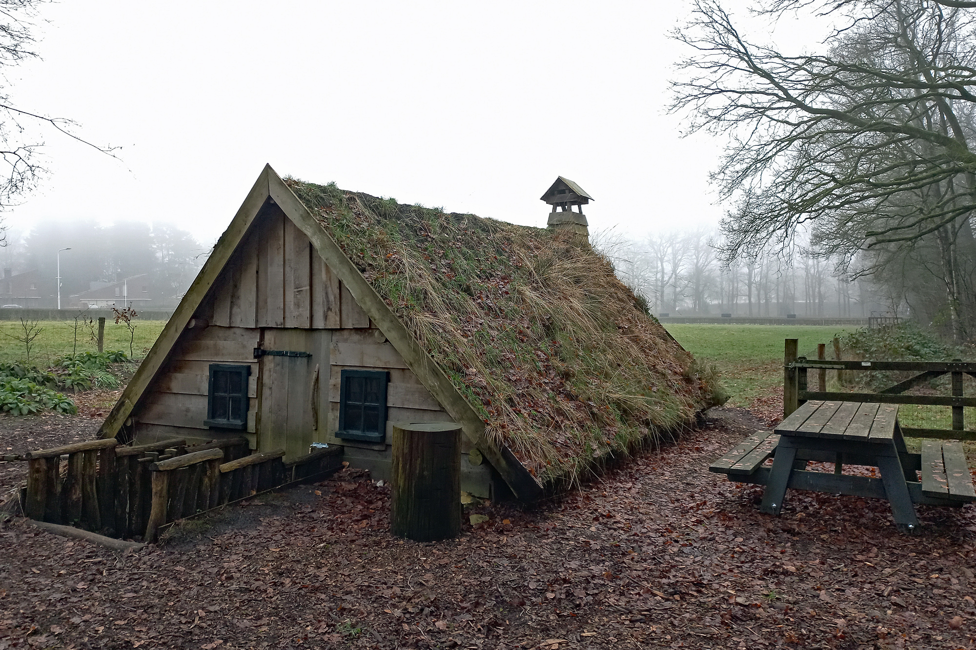 Nederland - Hoenderloo, plaggenhut