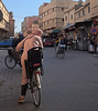 Dame en vélo avec regard vers l'arrière (2)