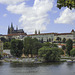 Blick von der Moldau-Uferpromenade zur Prager Burg (© Buelipix)