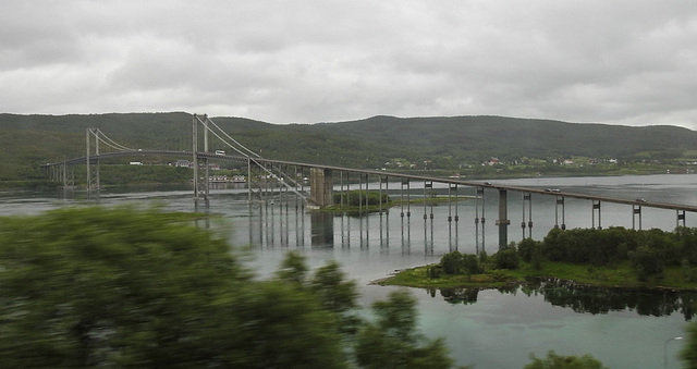 Tjeldsundbrücke mit Spiegelung