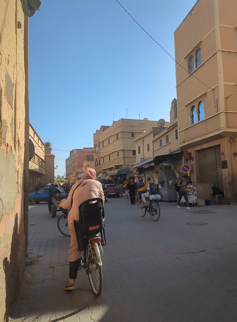 Dame en vélo avec regard vers l'avant