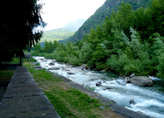 Il Toce  accanto al Parco delle Terme di Crodo