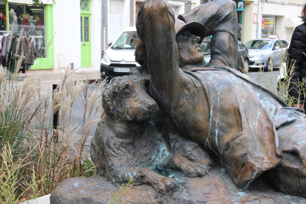 le berger couché avec son chien