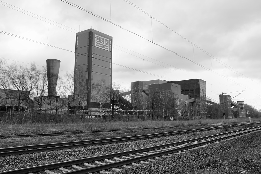 Die ehem. Zeche Westerholt 1/2/3 von der Bahnstrecke aus (Herten-Westerholt) / 9.03.2019