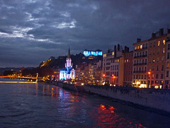 Lyon 5°. Bords de Saône. Le  quai Fulchiron à la tombée de la nuit. Voir sur fond noir (Z).
