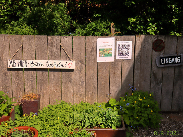 Bitte lächeln!  Please smile, Happy Fence Friday!