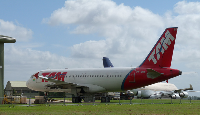 Airbus A319-132 PT-MZE (TAM)