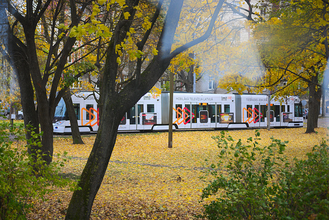 Neue Straßenbahn Škoda 15T in herbstlichen Riga