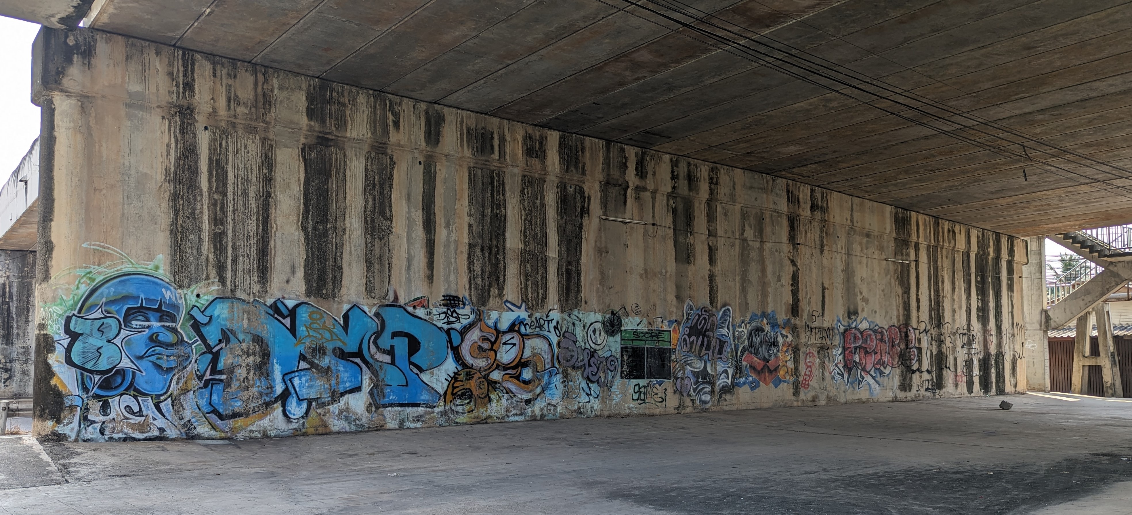 Art de sous pont avec escalier discret