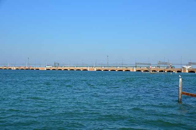 Bahn und Strassenverbindung vom Festland zu Venedigs Hauptinsel