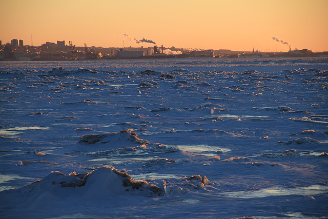 La nuit tombe sur les vagues gelées