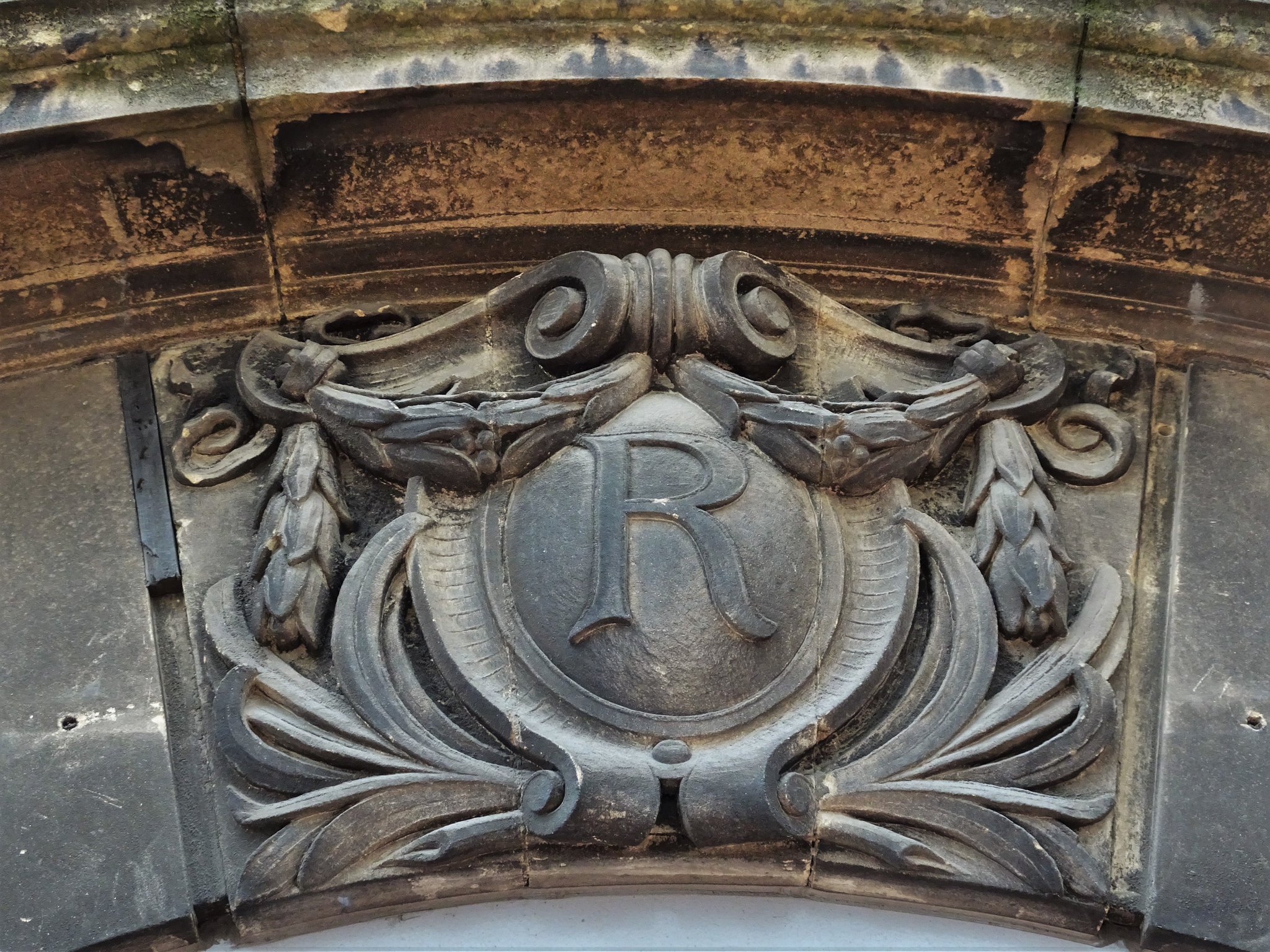 R