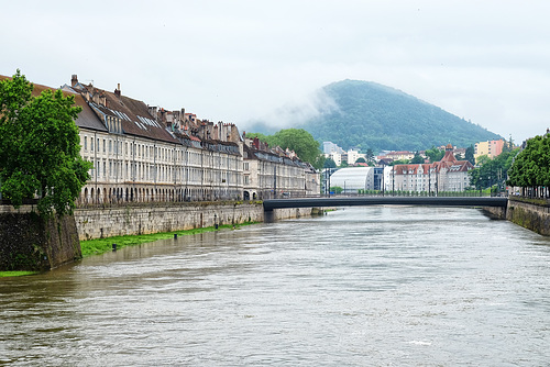 BESANCON: Le quai Vauban à gauche, le pont Battant.