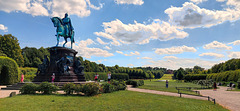 Schlossgartenperspektive mit Denkmal