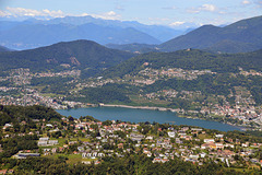 Blick auf den Luganersee mit der Otschaft Agno TI am Ende, oder Anfang des Luganersees