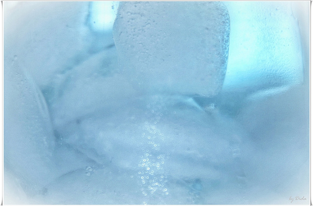 Blue Ice (◕‿-)