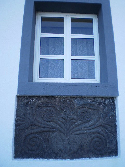 Window stone apron (1724).