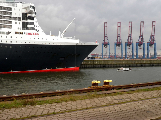 QM2 und Containerbrücken