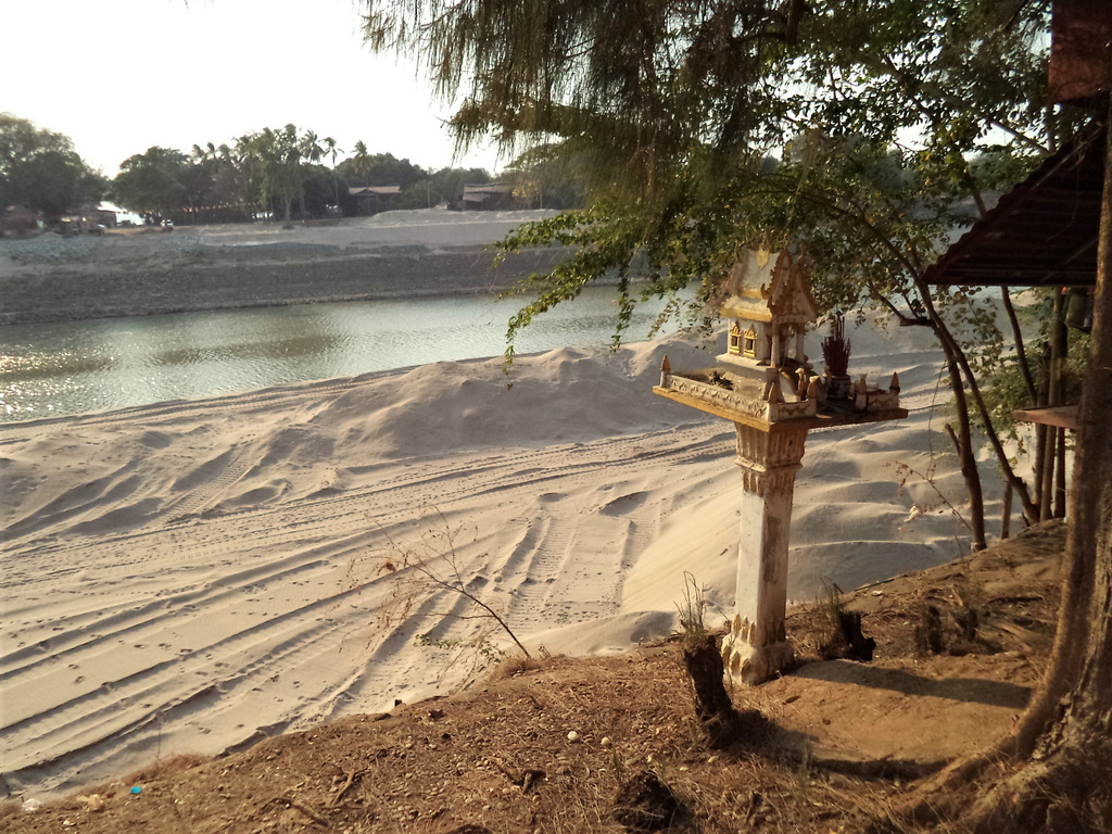 Prière au sable / Sandy prayer place (Laos)