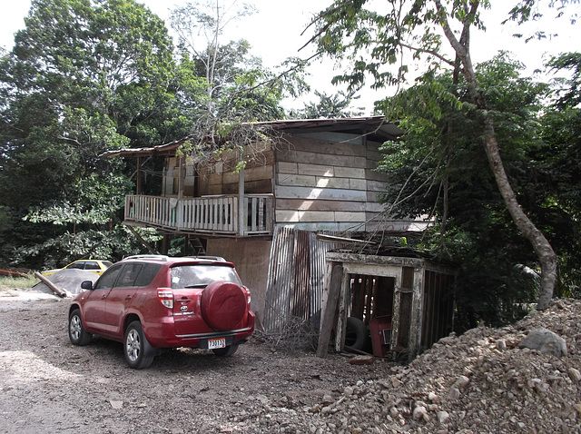 Toyota du Panama et maison de bois