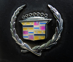 Emblem vom Cadillac Deville Mirage - Stretchlimousine (2xPiP)