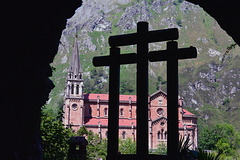 Desde el interior de la gruta y Santuario de la Virgen de Covadonga